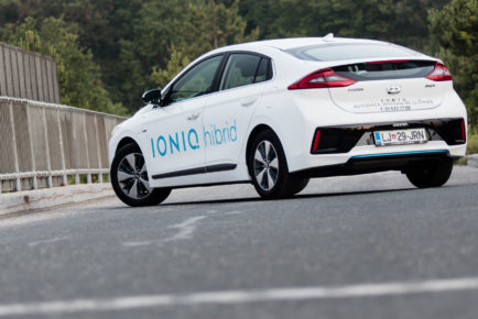 Hyundai_Ioniq_Plug-In_Premium_001