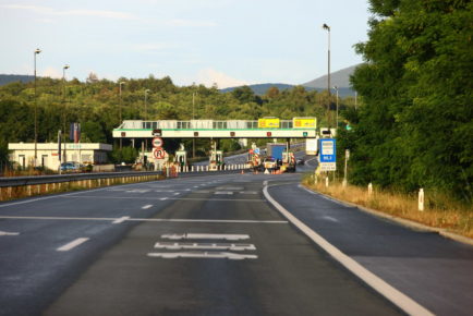 Po desetih letih slovenske cestninske postaje končno izginjajo. Zelo milo rečeno: bil je skrajni čas.
