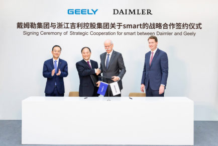 Vertragsunterzeichnung zur strategischen Kooperation für smart zwischen Daimler und Geely. Von links nach rechts: An Conghui, President der Geely Holding und President und CEO der Geely Auto Group, Li Shufu, Chairman der Geely Holding, Dieter Zetsche, Vorsitzender des Vorstands der Daimler AG und Leiter des Geschäftsfeldes Mercedes-Benz Cars, Ola Källenius, Mitglied des Vorstandes der Daimler AG verantwortlich für Konzernforschung & Mercedes-Benz Cars Entwicklung 

Signing ceremony of Strategic Cooperation for smart between Daimler and Geely. From left to right: An Conghiu, Geely Holding President and Geely Auto Group President and CEO, Li Shufu, Geely Holding Chairman, Dieter Zetsche, Chairman of the Board of Management of Daimler AG and Head of Mercedes-Benz Cars, Ola Källenius, Board of Management Member responsible for Group Research and Mercedes-Benz Cars Development.