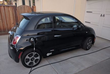Fiat_500e_charging_in_driveway.gk