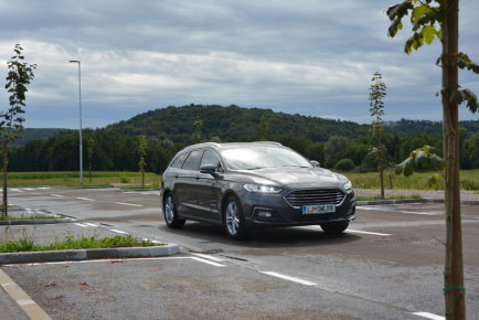 FORD MONDEO HYBRID 01