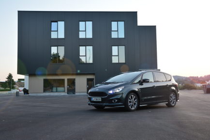 FORD S-MAX 01