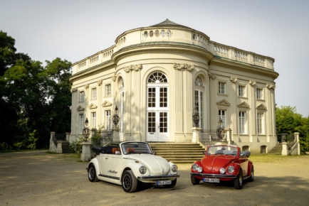 The e-Beetle and a red Beetle with boxer engine
