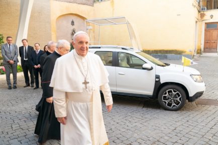 dacia-duster-4x4-popemobile-conversion-enters-vatican-s-fleet_2