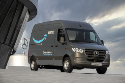 Global denken und lokal handeln:  Mercedes-Benz und Amazon setzen sich gemeinsam für Klimaschutz ein und bringen lokal emissionsfreie Mobilität auf die StraßeThink global and act local:  Mercedes-Benz and Amazon jointly advocate climate protection and