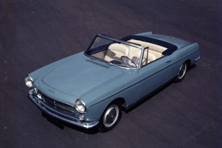 Image Exclusive * Peugeot 404 cabriolet bleue garée sur un parking en 1961. Utilisation éditoriale uniquement, nous contacter pour toute autre utilisation