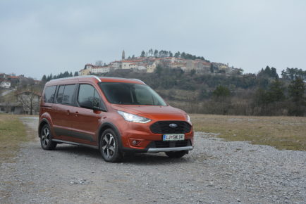 FORD GRAND TOURNEO 01