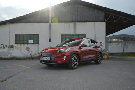 FORD KUGA PHEV 01