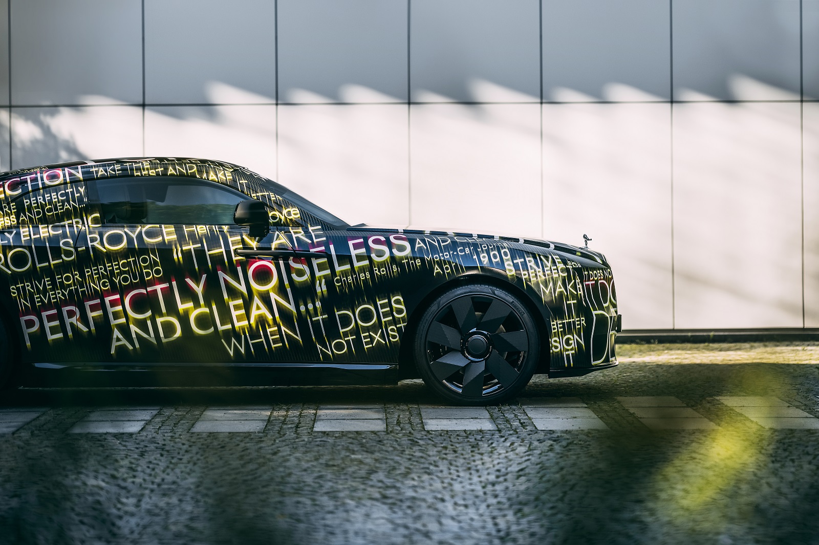 Spectre bo prvi električni Rolls-Royce - Vimarsana News