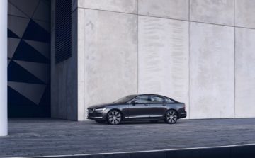 The refreshed Volvo S90 Recharge T8 plug-in hybrid in Platinum Grey