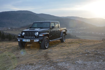 JEEP GLADIATOR 02