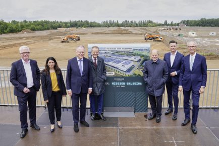 Ceremonial start of construction for the cell factory in Salzgitter (left to righ:  Frank Blome, CEO PowerCo, Daniela Cavallo, Chairwoman of the Group Works Council Volkswagen AG, Stephan Weil, Prime Minister of Lower Saxony, Herbert Diess, Chairman of the Board of Management of Volkswagen AG, Olaf Scholz, Federal Chancellor, Thomas Schmall, Member of the Volkswagen AG Board of Management for Technology and Chairman of the Board of Management at Volkswagen Group Components, Hans Dieter Pötsch, Chairman of the supervisory Board of Volkswagen AG)