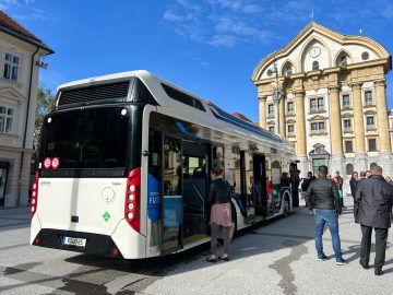 Toyota Caetano Hydrogen Bus (3)