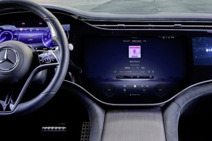 Apple Music und Mercedes-Benz bieten Autofahrern weltweit erstklassiges immersives Spatial AudioApple Music and Mercedes-Benz bring premium immersive Spatial Audio to drivers worldwide