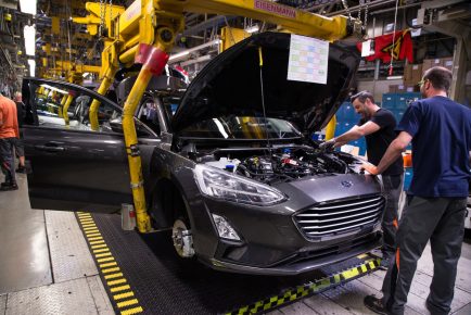 Ford-Mitarbeiter arbeiten in der Endmontage des neuen Ford Focus.