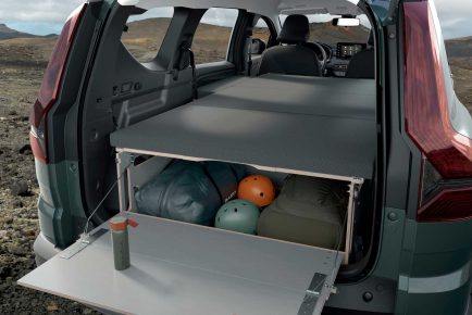 2023-dacia-jogger-extreme-with-sleep-pack1