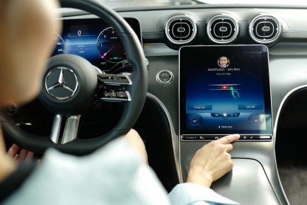 Weltpremiere von Mercedes pay+: Mercedes-Benz Mobility macht  das Auto zum ZahlungsmittelWorld premiere of Mercedes pay+: Mercedes-Benz Mobility turns the car into a payment device