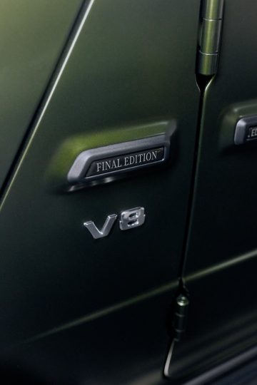 G 500, MANUFAKTUR oliv magno, 50,8 cm (20") AMG Leichtmetallräder im 5-Doppelspeichen-Design in MANUFAKTUR Ausführung, FINAL EDITION G 500 V8 "green";WLTP: Kraftstoffverbrauch kombiniert 15,7-14,7 l/100km, CO2-Emissionen kombiniert 356 - 334 g/km*

G 500, MANUFAKTUR oliv magno, 50,8 cm (20") AMG 5-twin-spoke light-alloy wheels in MANUFAKTUR version, FINAL EDITION G 500 V8 "green";WLTP: combined fuel consumption 15.7-14.7 l/100km, combined CO2 emissions 356 - 334 g/km*