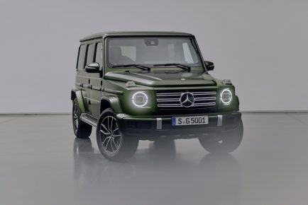 G 500, MANUFAKTUR oliv magno, 50,8 cm (20") AMG Leichtmetallräder im 5-Doppelspeichen-Design in MANUFAKTUR Ausführung, FINAL EDITION G 500 V8 "green";WLTP: Kraftstoffverbrauch kombiniert 15,7-14,7 l/100km, CO2-Emissionen kombiniert 356 - 334 g/km*

G 500, MANUFAKTUR oliv magno, 50,8 cm (20") AMG 5-twin-spoke light-alloy wheels in MANUFAKTUR version, FINAL EDITION G 500 V8 "green";WLTP: combined fuel consumption 15.7-14.7 l/100km, combined CO2 emissions 356 - 334 g/km*