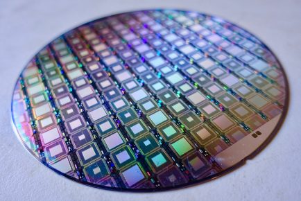 1024px-A_Wafer_of_the_Latest_D-Wave_Quantum_Computers_(39188583425)