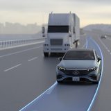 Aktiver Spurwechsel-Assistent – Funktion: Automatischer Spurwechsel: Der automatische Spurwechsel bietet auf bestimmten Freeways zusätzlichen Komfort: Fährt ein langsameres Fahrzeug voraus, kann der Mercedes automatisch zum Spurwechsel ansetzen und überholen. (Dieses Level-2-System ist derzeit nur in den USA und in Kanada verfügbar. ALC wird bald auf dem europäischen Markt verfügbar sein. Erforderlich ist MBUX Navigation. Die Fahrassistenz- und Sicherheitssysteme von Mercedes-Benz sind Hilfsmittel und entbinden die Fahrerin oder den Fahrer nicht von der Verantwortung. Die Fahrerin oder der Fahrer muss die Hinweise in der Betriebsanleitung und die dort beschriebenen Systemgrenzen beachten.) 

Active Lane Change Assist – Automatic Lane Change function: The Automatic Lane Change function offers additional convenience on certain freeways: If a slower moving vehicle is driving ahead, the Mercedes can automatically initiate a lane change to overtake it. (This Level 2 system is currently only available in the USA and Canada. ALC will be soon available in the European market. MBUX Navigation is required. The Mercedes-Benz driving assistance and safety systems are aids and do not relieve the driver of responsibility. The driver must observe the instructions in the Owner's Manual and the system limits described therein.)