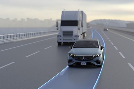 Aktiver Spurwechsel-Assistent – Funktion: Automatischer Spurwechsel: Der automatische Spurwechsel bietet auf bestimmten Freeways zusätzlichen Komfort: Fährt ein langsameres Fahrzeug voraus, kann der Mercedes automatisch zum Spurwechsel ansetzen und überholen. (Dieses Level-2-System ist derzeit nur in den USA und in Kanada verfügbar. ALC wird bald auf dem europäischen Markt verfügbar sein. Erforderlich ist MBUX Navigation. Die Fahrassistenz- und Sicherheitssysteme von Mercedes-Benz sind Hilfsmittel und entbinden die Fahrerin oder den Fahrer nicht von der Verantwortung. Die Fahrerin oder der Fahrer muss die Hinweise in der Betriebsanleitung und die dort beschriebenen Systemgrenzen beachten.) 

Active Lane Change Assist – Automatic Lane Change function: The Automatic Lane Change function offers additional convenience on certain freeways: If a slower moving vehicle is driving ahead, the Mercedes can automatically initiate a lane change to overtake it. (This Level 2 system is currently only available in the USA and Canada. ALC will be soon available in the European market. MBUX Navigation is required. The Mercedes-Benz driving assistance and safety systems are aids and do not relieve the driver of responsibility. The driver must observe the instructions in the Owner's Manual and the system limits described therein.)