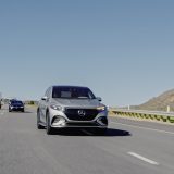 Aktiver Spurwechsel-Assistent – Funktion: Automatischer Spurwechsel: Der automatische Spurwechsel bietet auf bestimmten Freeways zusätzlichen Komfort: Fährt ein langsameres Fahrzeug voraus, kann der Mercedes automatisch zum Spurwechsel ansetzen und überholen. (Dieses Level-2-System ist derzeit nur in den USA und in Kanada verfügbar. ALC wird bald auf dem europäischen Markt verfügbar sein. Erforderlich ist MBUX Navigation. Die Fahrassistenz- und Sicherheitssysteme von Mercedes-Benz sind Hilfsmittel und entbinden die Fahrerin oder den Fahrer nicht von der Verantwortung. Die Fahrerin oder der Fahrer muss die Hinweise in der Betriebsanleitung und die dort beschriebenen Systemgrenzen beachten.) 

Active Lane Change Assist – Automatic Lane Change function: The Automatic Lane Change function offers additional convenience on certain freeways: If a slower moving vehicle is driving ahead, the Mercedes can automatically initiate a lane change to overtake it. (This Level 2 system is currently only available in the USA and Canada. ALC will be soon available in the European market. MBUX Navigation is required. The Mercedes-Benz driving assistance and safety systems are aids and do not relieve the driver of responsibility. The driver must observe the instructions in the Owner's Manual and the system limits described therein.)