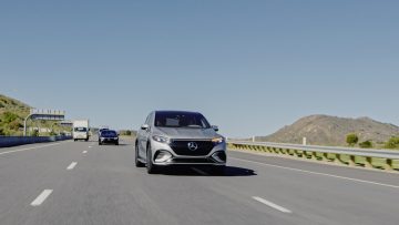 Aktiver Spurwechsel-Assistent – Funktion: Automatischer Spurwechsel: Der automatische Spurwechsel bietet auf bestimmten Freeways zusätzlichen Komfort: Fährt ein langsameres Fahrzeug voraus, kann der Mercedes automatisch zum Spurwechsel ansetzen und überholen. (Dieses Level-2-System ist derzeit nur in den USA und in Kanada verfügbar. ALC wird bald auf dem europäischen Markt verfügbar sein. Erforderlich ist MBUX Navigation. Die Fahrassistenz- und Sicherheitssysteme von Mercedes-Benz sind Hilfsmittel und entbinden die Fahrerin oder den Fahrer nicht von der Verantwortung. Die Fahrerin oder der Fahrer muss die Hinweise in der Betriebsanleitung und die dort beschriebenen Systemgrenzen beachten.) 

Active Lane Change Assist – Automatic Lane Change function: The Automatic Lane Change function offers additional convenience on certain freeways: If a slower moving vehicle is driving ahead, the Mercedes can automatically initiate a lane change to overtake it. (This Level 2 system is currently only available in the USA and Canada. ALC will be soon available in the European market. MBUX Navigation is required. The Mercedes-Benz driving assistance and safety systems are aids and do not relieve the driver of responsibility. The driver must observe the instructions in the Owner's Manual and the system limits described therein.)