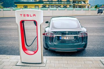 2048px-Tesla_Supercharger_in_Fla