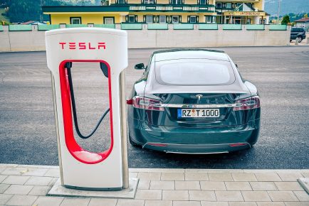 2048px-Tesla_Supercharger_in_Fla