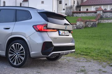 BMW iX1 11