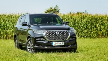 Ssangyong_Rexton_22_e-XDi_Limited_01