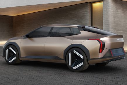 https___www.carscoops.com_wp-content_uploads_2023_10_Kia-Concept-EV4-2-1024x615