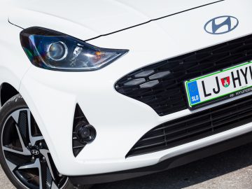 Hyundai_i10_12_Premium_36