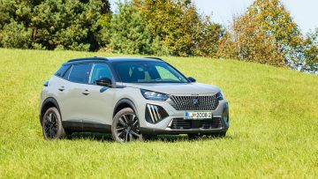 Peugeot_2008_12_Puretech_130_GT_01