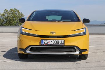 Toyota Prius plug-in (10)