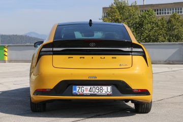 Toyota Prius plug-in (2)