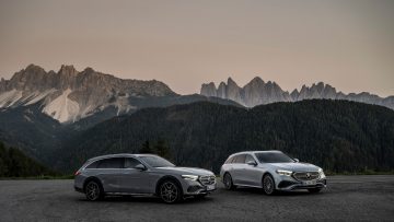 Mercedes-Benz E-Klasse All-Terrain | 2023: E 220 d 4MATIC (WLTP (vorläufige Angaben): Kraftstoffverbrauch kombiniert: 6,0-5,3 l/100 km; CO₂-Emissionen kombiniert: 157-139 g/km); AVANTGARDE Line; Exterieur: MANUFAKTUR alpingrau uni; Interieur: Leder tonkabraun, Mercedes-Benz E-Klasse T-Modell | 2023: E 220 d (WLTP: Kraftstoffverbrauch kombiniert: 5,7-5,0 l/100 km; CO₂-Emissionen kombiniert: 149-131 g/km); AMG Line; Exterieur: hightechsilber metallic; Interieur: Leder tonkabraun;E 220 d 4MATIC (WLTP (vorläufige Angaben): Kraftstoffverbrauch kombiniert: 6,0-5,3 l/100 km; CO₂-Emissionen kombiniert: 157-139 g/km)*; E 220 d (WLTP: Kraftstoffverbrauch kombiniert: 5,7-5,0 l/100 km; CO₂-Emissionen kombiniert: 149-131 g/km)*

Mercedes-Benz E-Class All Terrain | 2023: E 220 d 4MATIC (WLTP (preliminary values): Combined fuel consumption: 6.0-5.3 l/100 km; combined CO2 emissions: 157-139 g/km), AVANTGARDE line; exterior: MANUFAKTUR alpine grey solid; interior: Leather tonka brown, Mercedes-Benz E-Class Estate | 2023: E 220 d (WLTP: Combined fuel consumption: 5.7-5.0 l/100 km; combined CO2 emissions: 149-131 g/km), AMG line; exterior: hightech silver metallic; interior: Leather tonka brown;E 220 d 4MATIC (WLTP (preliminary values): Combined fuel consumption: 6.0-5.3 l/100 km; combined CO2 emissions: 157-139 g/km)*; E 220 d (WLTP: Combined fuel consumption: 5.7-5.0 l/100 km; combined CO2 emissions: 149-131 g/km)*