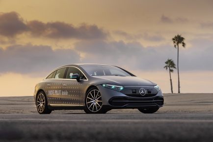 US-Behörden geben grünes Licht: Mercedes-Benz erhält weltweit erste Genehmigung für den Einsatz spezieller Außenbeleuchtung für automatisiertes FahrenMercedes-Benz receives approvals for turquoise-coloured automated driving marker lights in Califor