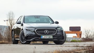 Mercedes-Benz_E300e_01