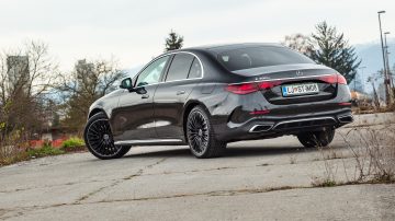 Mercedes-Benz_E300e_02