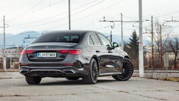 Mercedes-Benz_E300e_23