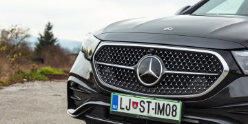 Mercedes-Benz_E300e_24