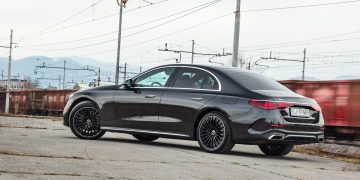 Mercedes-Benz_E300e_52
