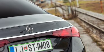 Mercedes-Benz_E300e_54