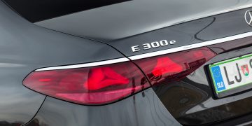 Mercedes-Benz_E300e_55
