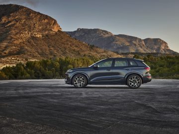 Static photo, 
Colour: Plasma blue metallic
