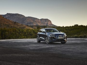 Static photo, 
Colour: Plasma blue metallic
