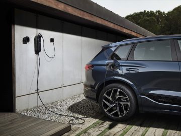Static photo, 
Colour: Plasma blue metallic