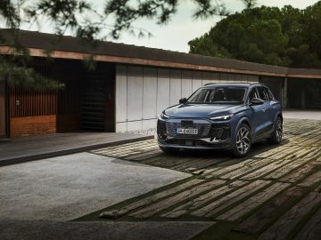 Static photo, 
Colour: Plasma blue metallic